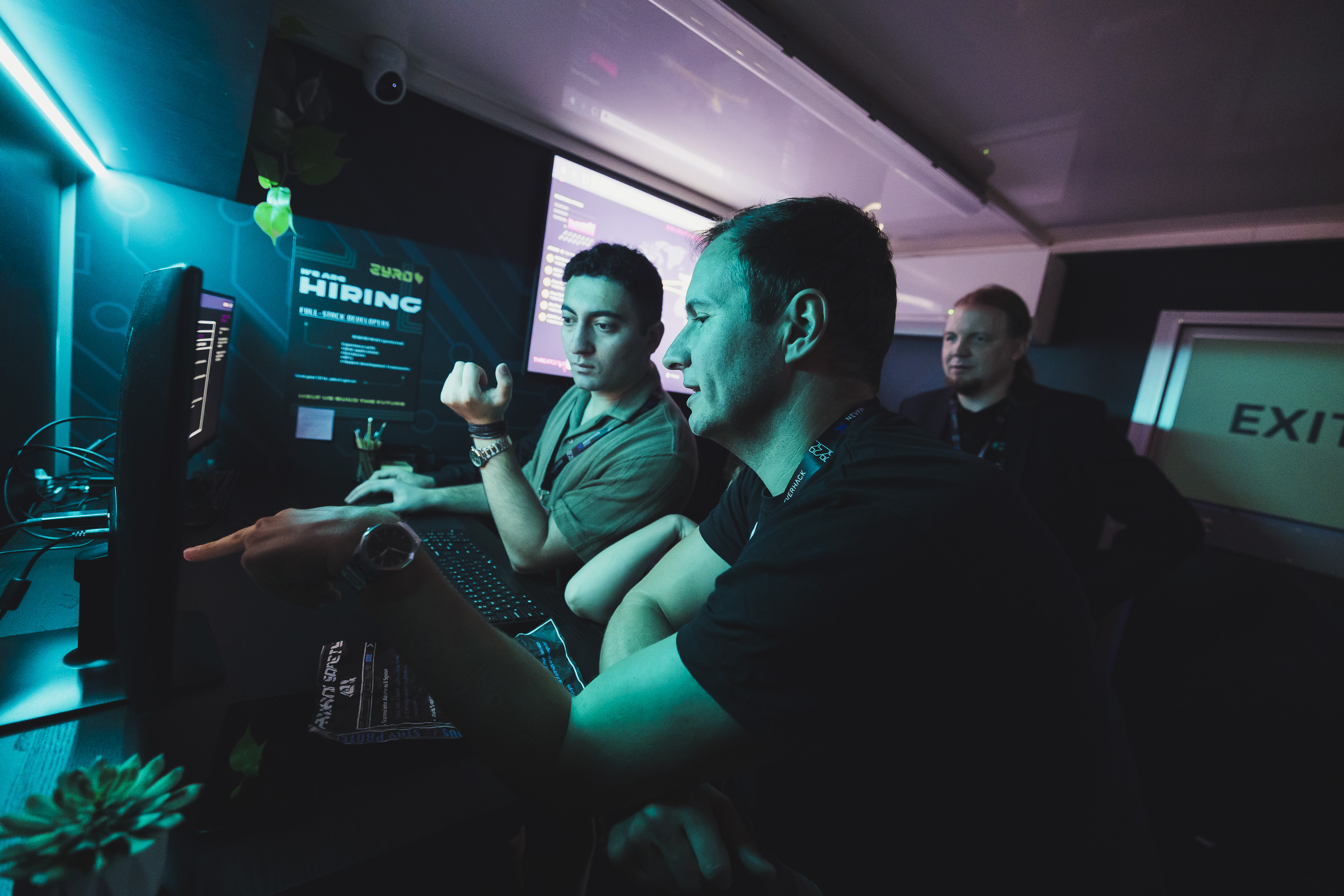 Participants solving a scenario at the workstations
